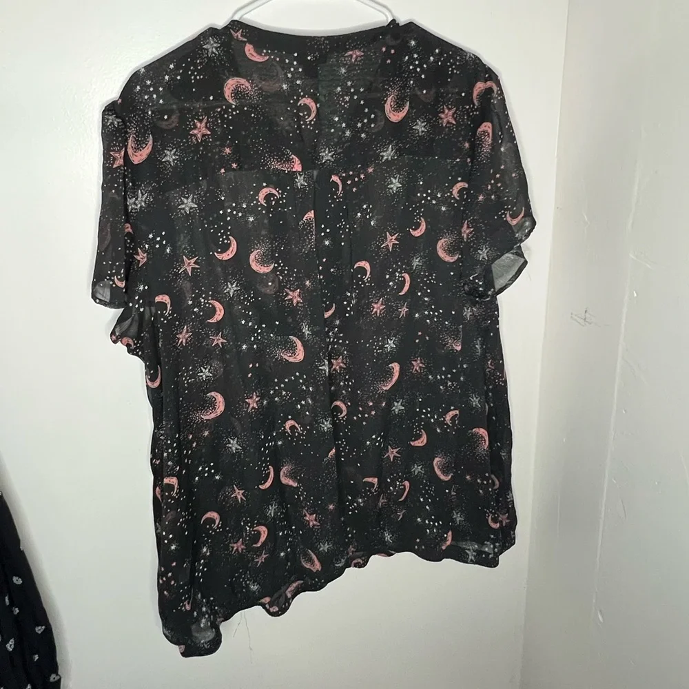 Black Star Print Chiffon Banded Top-Torrid - Picture 2 of 9